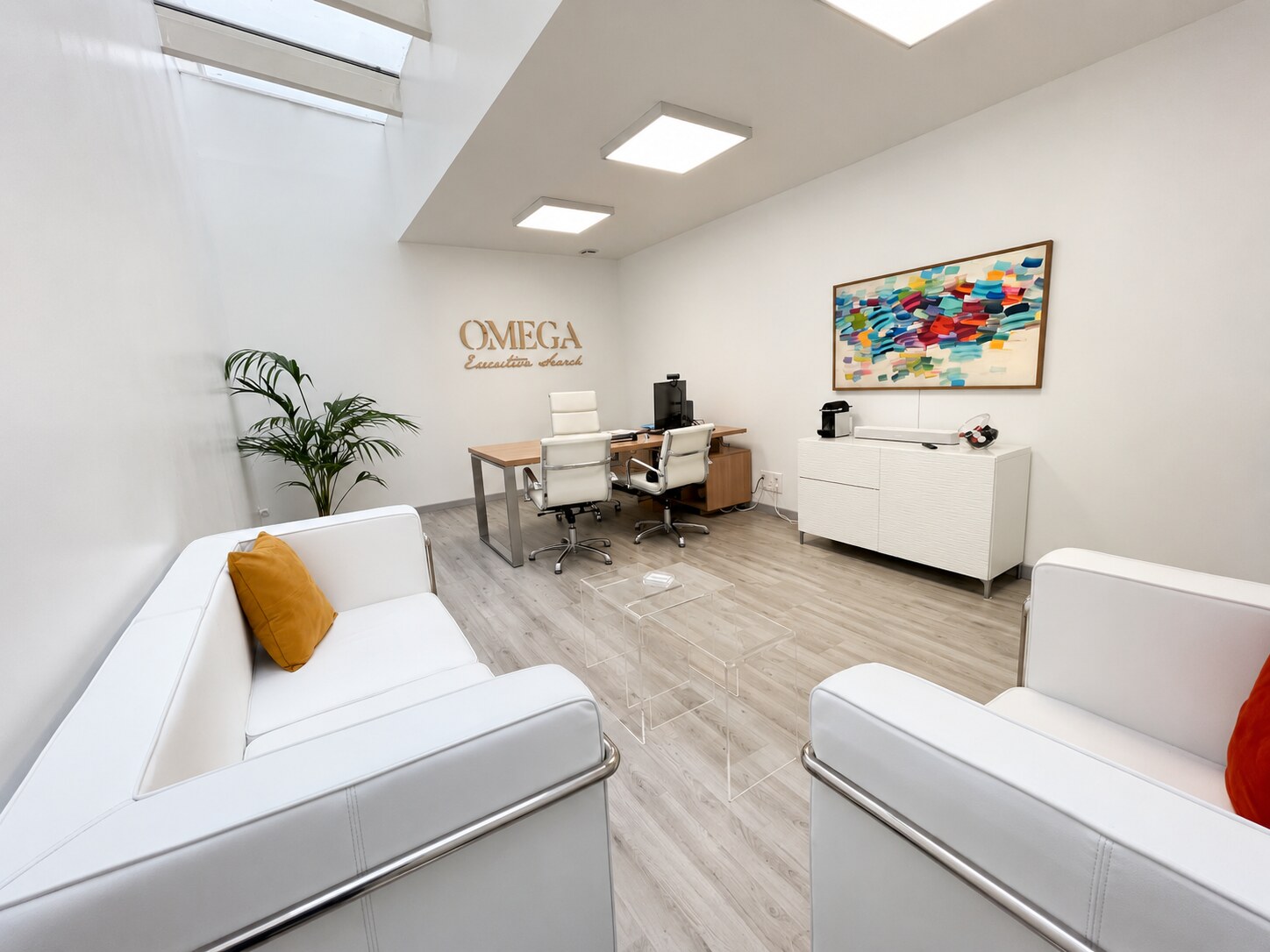 L’espace d’accueil du cabinet Omega à Strasbourg, avec ses fauteuils et son bureau