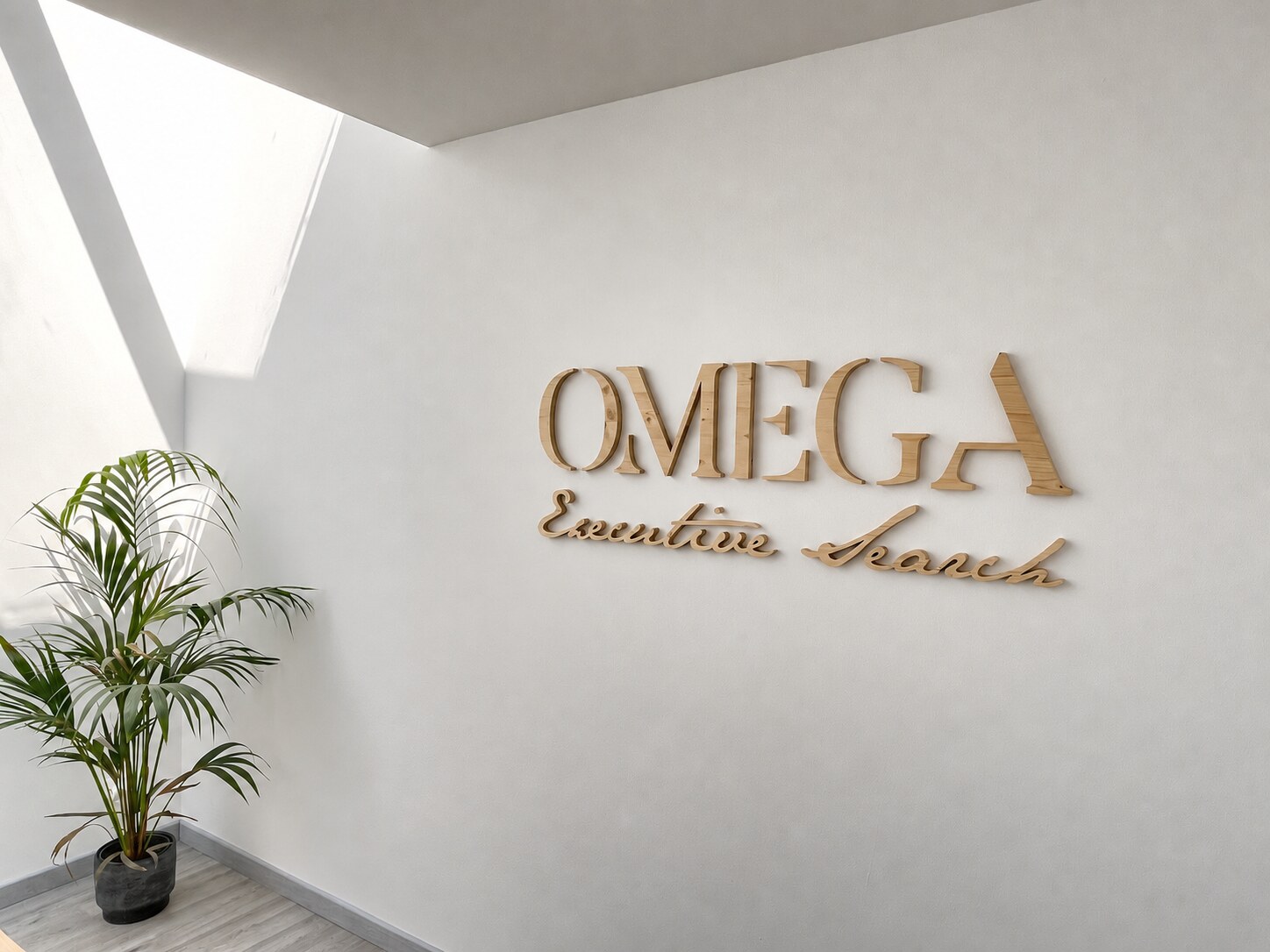 Le logo Omega Executive Search et une plante dans les bureaux du cabinet