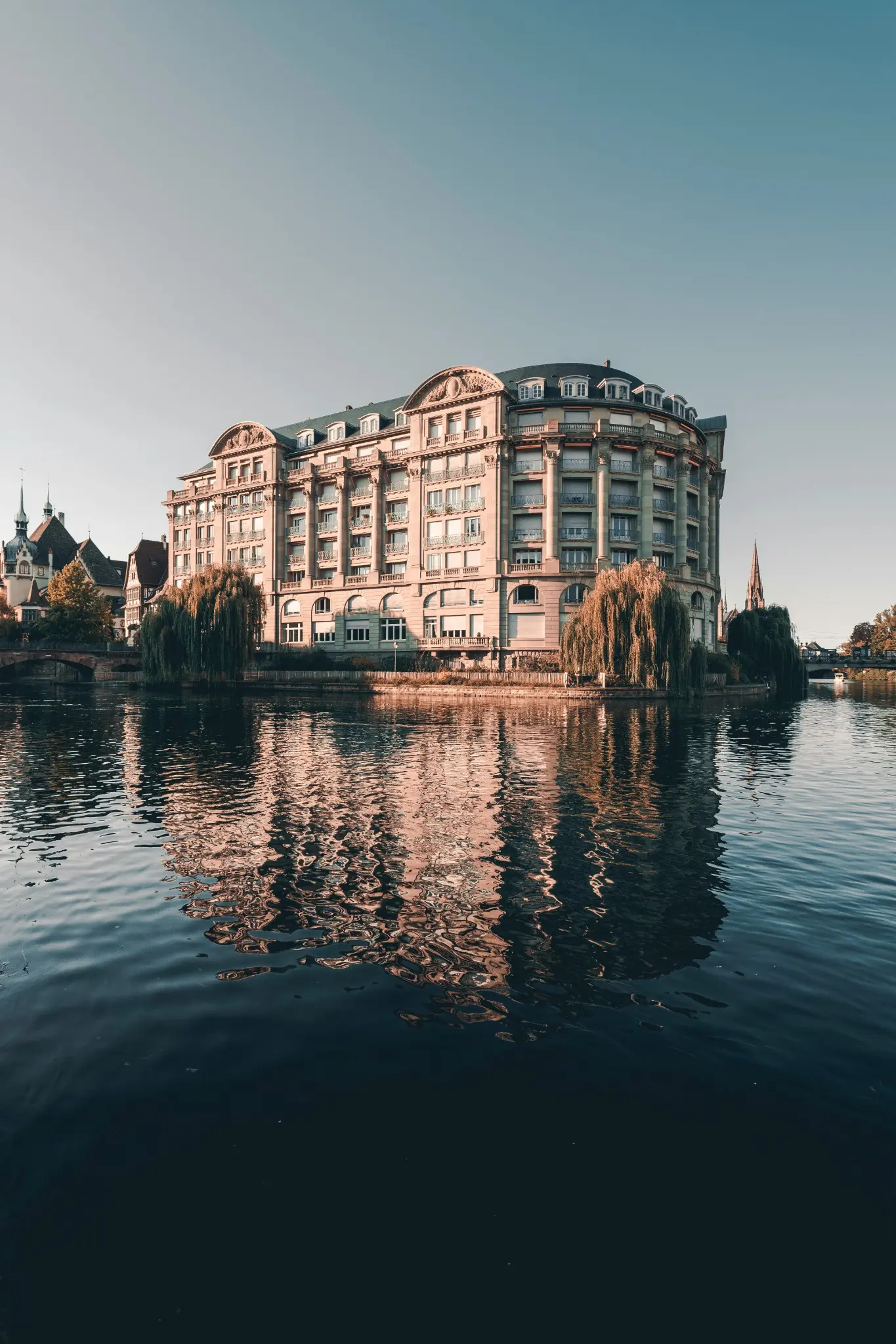 Façades historiques de Strasbourg et leurs reflets dans l’eau